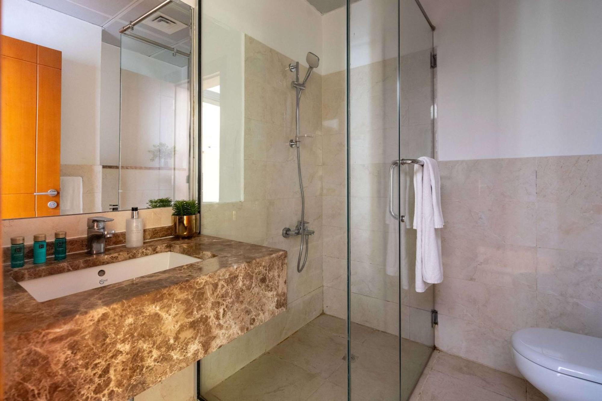 Frank Porter - Al Murad Tower Apartment *