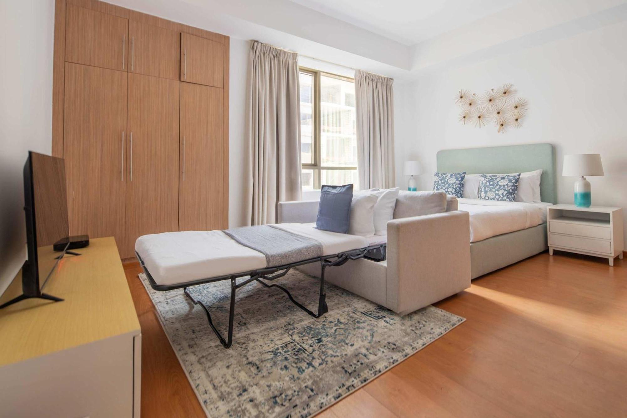 Frank Porter - Al Murad Tower Apartment *